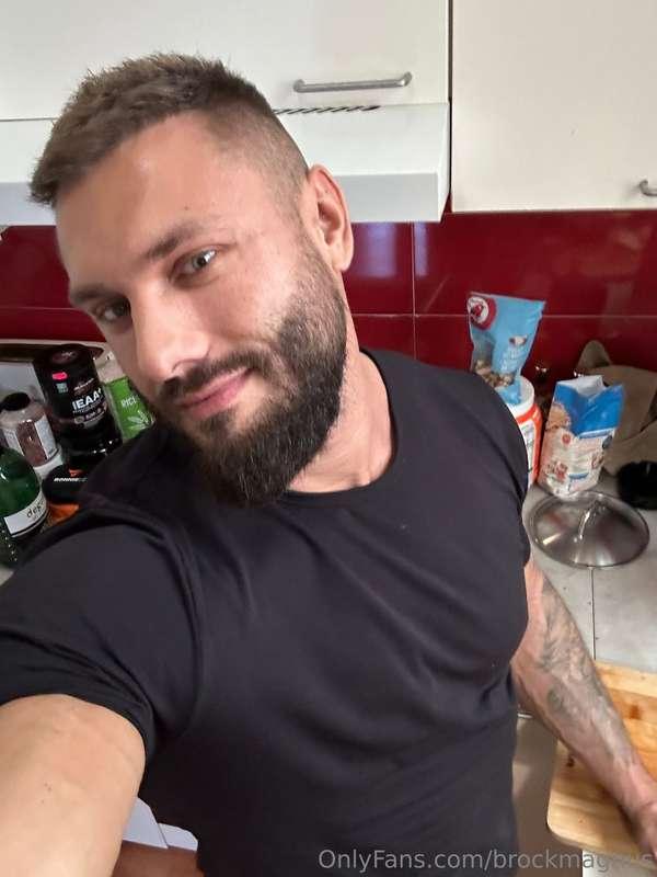 Feeling myself today! What’s one thing that makes you feel c..