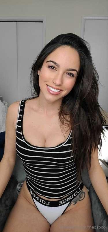 Your cute girl nextdoor @amarie301 she squirts 💦 and loves m..