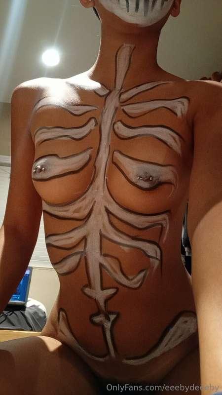 I tried doing skeleton makeup but I don't think it came out ..