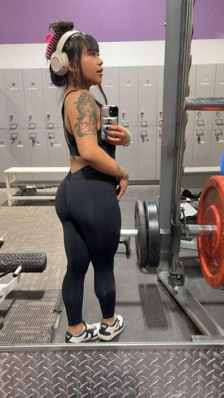dripping with sweat at the gym 🥵 i bet you'd love my smell 👅