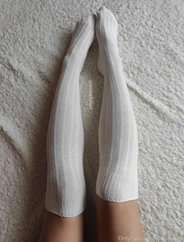 I love to play with my white socks 🤍
Do you like when I do i..