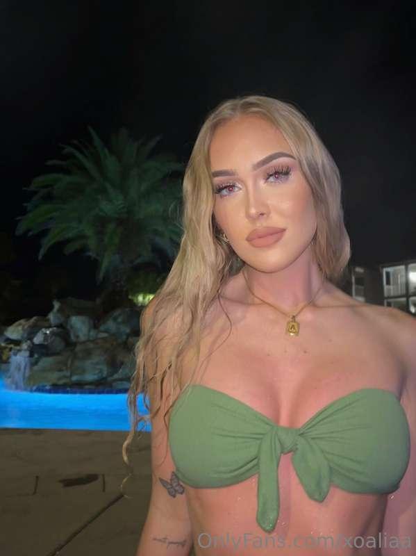 wet💦

go check my other account 🙈🐱 @xoangeliaa