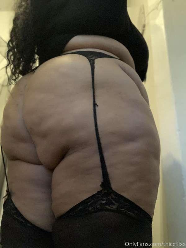 Who wants to be under my ass worshipping me 🥵🖤?