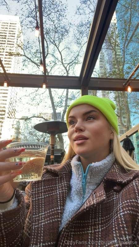 Do you know what the best thing is to have with fries? 🍟 

P..