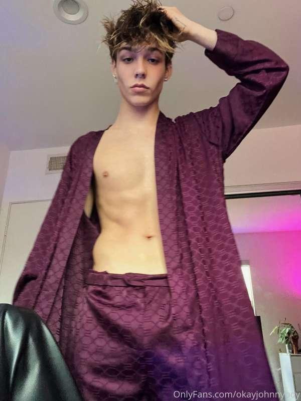 Party in my room, wanna take my robe off? 😜