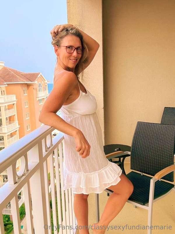 Good morning 😘. I love to have fun with you on this balcony...