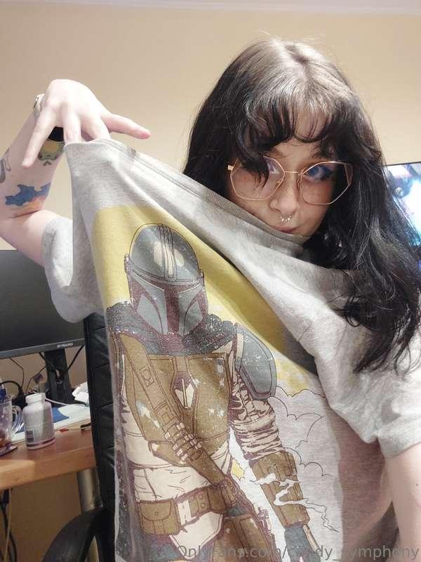 Oops.. I just wanted to show you my cool Mandalorian tshirt ..