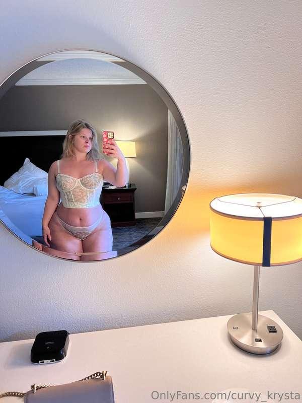 When you look good and your mirror knows it 😋