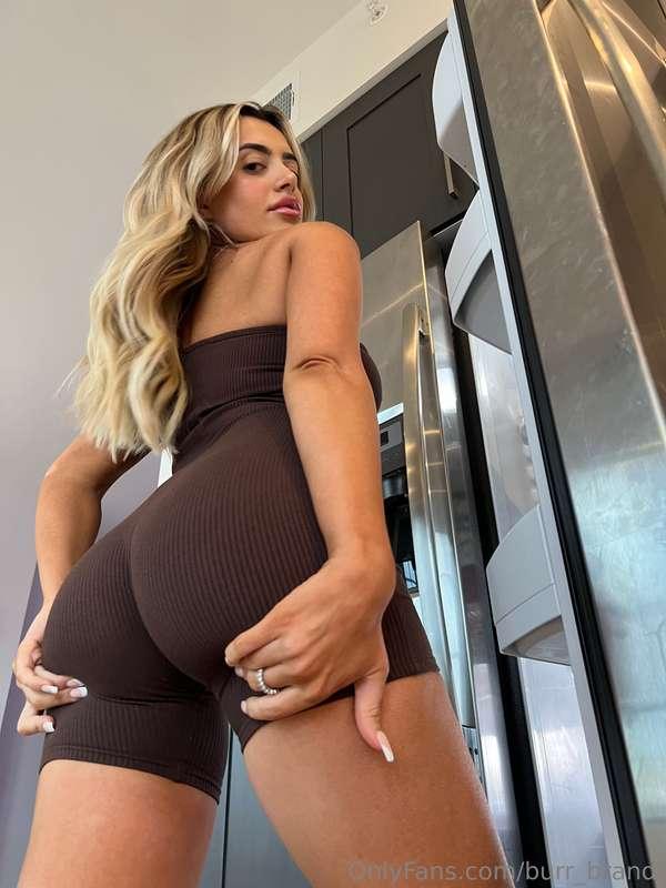 Turned around just to remind you what you're craving most 😇🍑