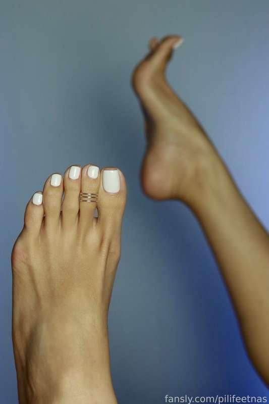 Feet pics worthy to be framed and hung in your living room. 🤍

Love doing these types of shots that show off my feet in a more artistic way.

Do you like them too?

#fyp #feet #foot #footfetish #feetfetish #toes #longtoes #soles #tease 