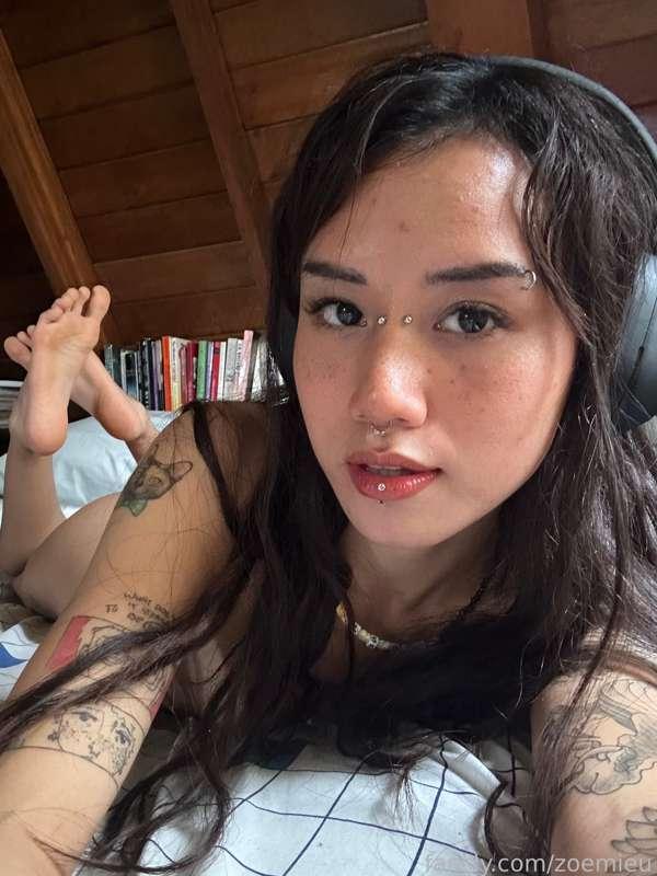 ha ha funny feet

happy feet friday! still havent found anyone to cum on my face for facial friday :c

#fyp #Asian #Filipina #tattoo #pierced #skinny #petite #smalltits #feet #soles #toes #free
