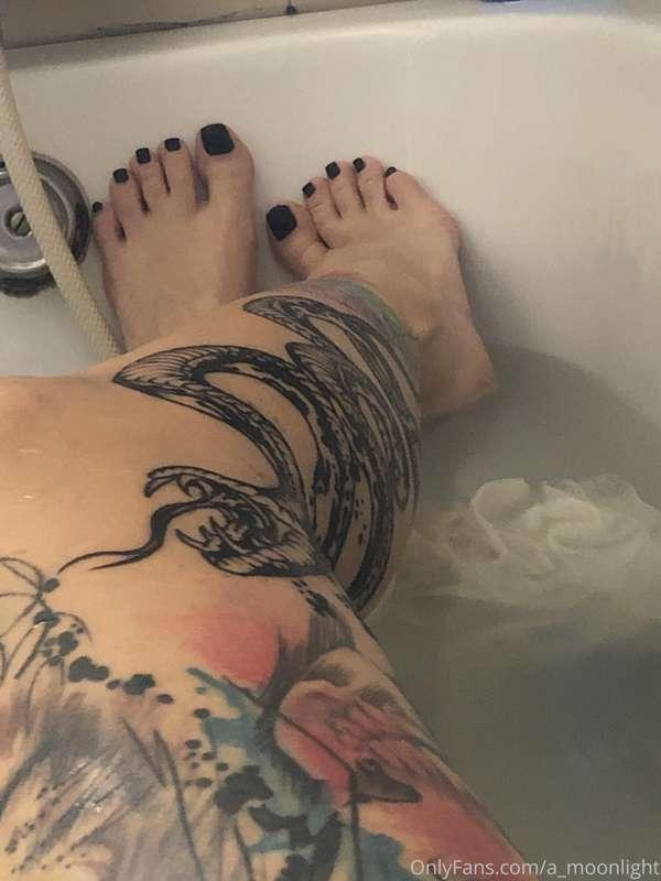 Come play with my feet baby 😘😘