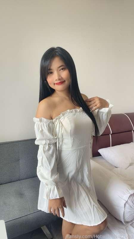 [Part 2] I am home alone and a stranger chat to me. He say he just met my hubby at a café and  my hubby told him to come over and have sex with me. I think that would be something that my hubby would do, so i believe him and tell him my address. He quickly come over to my apartment. He took some sexy photos of me and then start kiss me and sucking my nipples. I kind of forget confirm the information with my husband first and offer my body to him without asking. He play with my tits a lots.

#fyp #petite #hotwife #cuckold #married #hotwife #milf #sexy #swinger #stranger #asian #kiss #tits