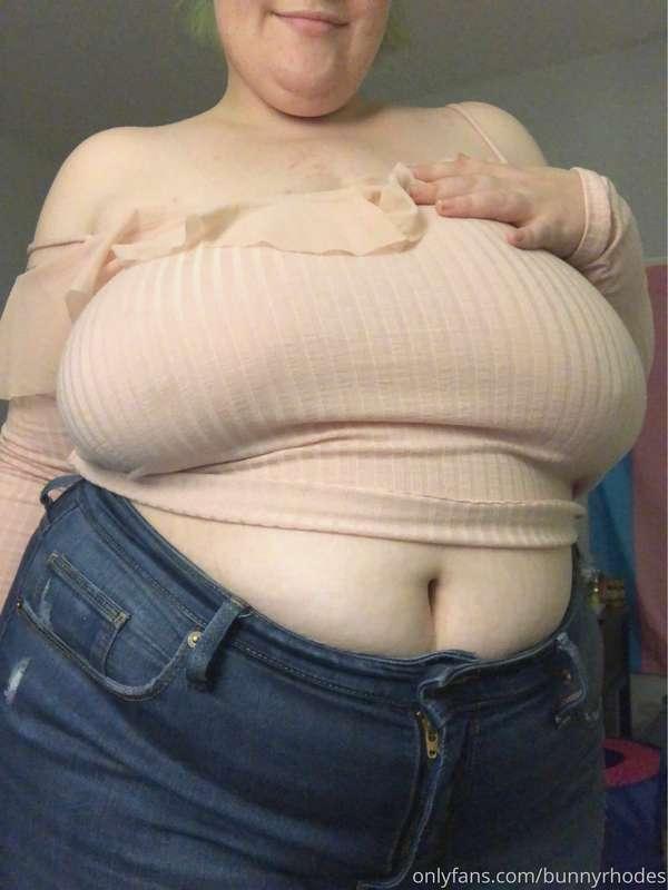 i love seeing my nipples poke through a thin shirt like this..