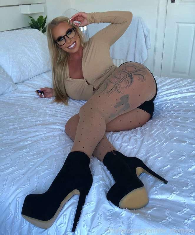 Do you like my shorts??? They’re very short!! Ha! 🖤