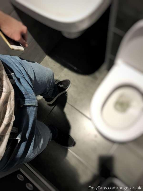 🍆🔥 My jeans bulge in WC