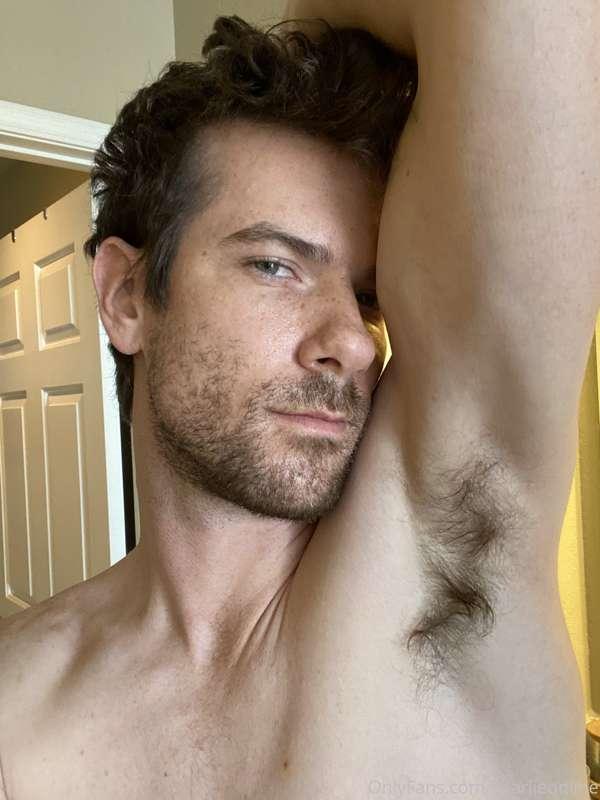My pits are smelling amazing today.. been working in my offi..