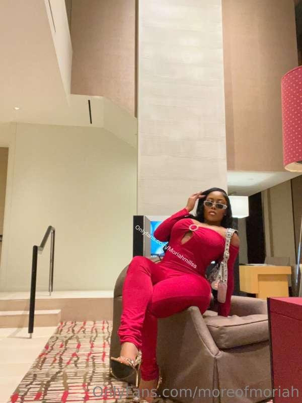 Would you like to be invited to my hotel room, daddy? 😈 If y..