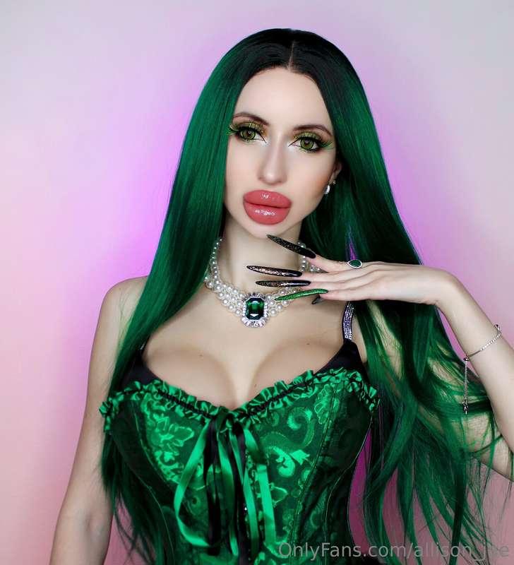 I love green hair, would you like to take this corset off me..