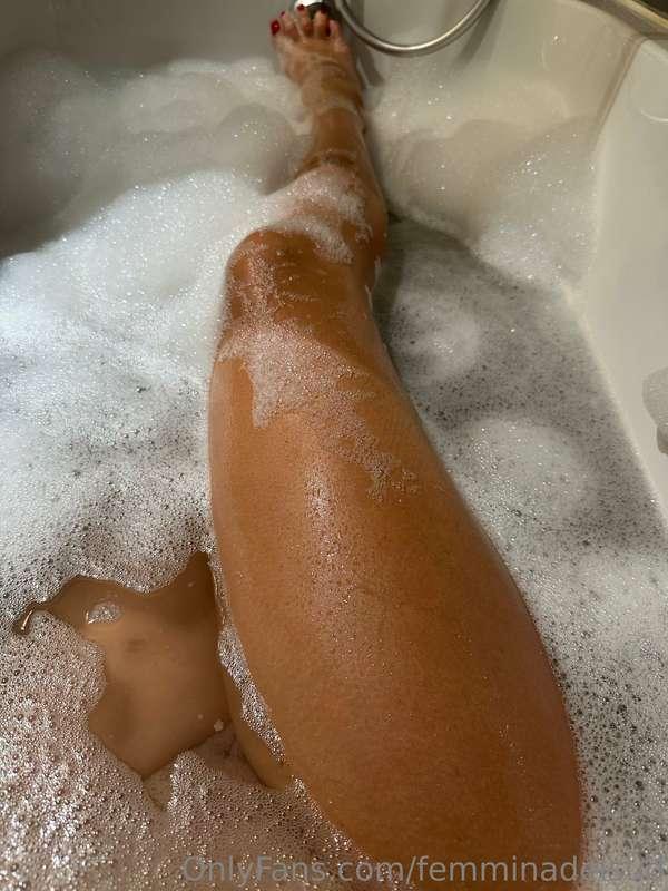 Sto facendo un bagno caldo.. chi si unisce qui con me? 💦🛀

🇬..