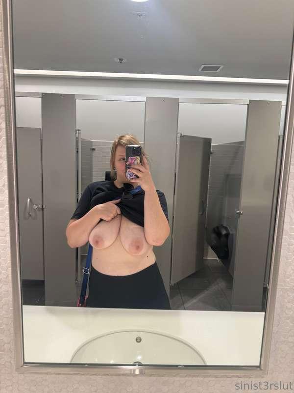 titty selfie at macy’s 😍 there was ppl in the stalls hopeful..