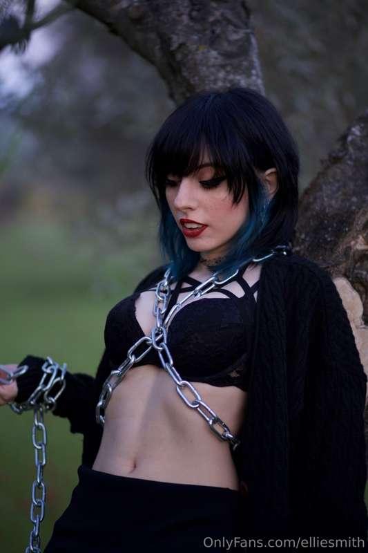 Incatenata tra i boschi🍃 Chi viene a salvarmi?😏