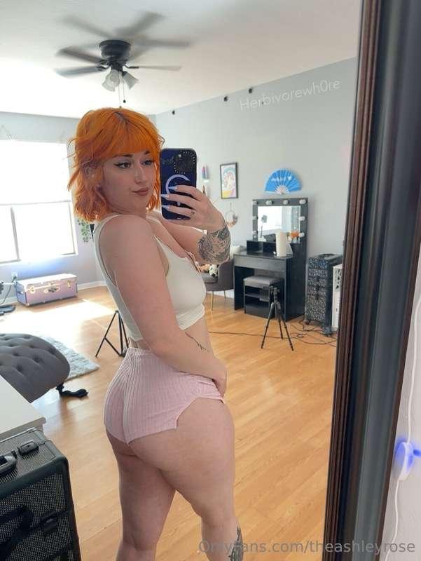 Does my ass look better with or without panties?🍑😍