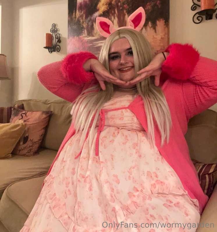 Throwback to my miss piggy Halloween costume 🤩 (also a bunch..