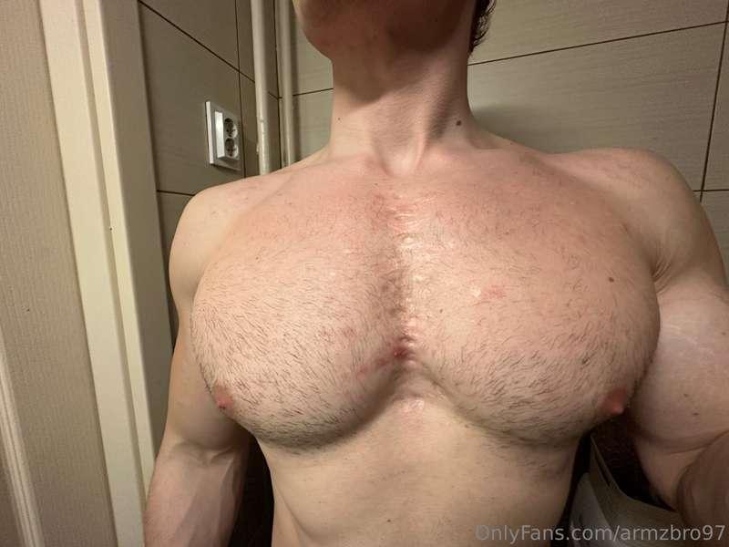 Big hairy pecs🔥