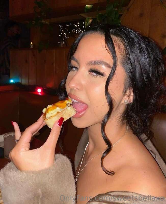 CUMSHOT💦👅my best guy friend came over during girls night and..