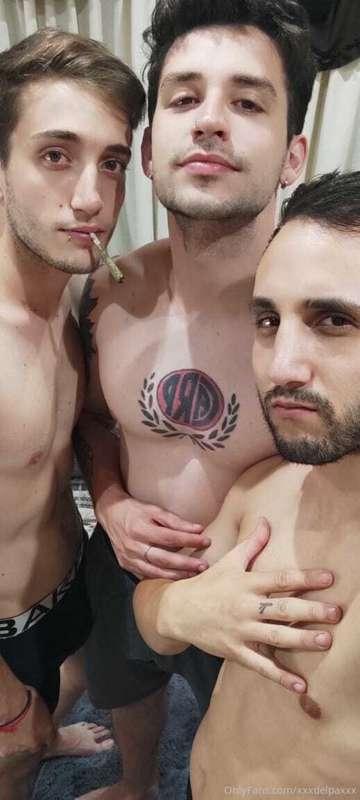 We love to fulfill group fantasies and smoke weed 🤪👽🔥🙈
@nico..