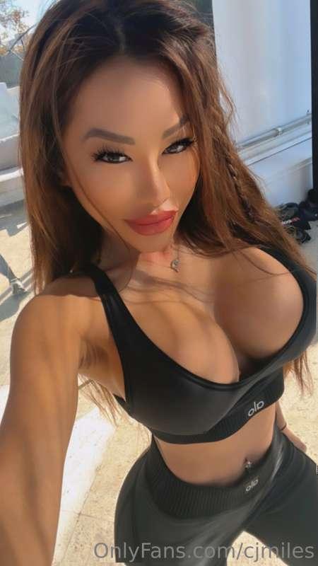 Wanna help me stretch? 🖤 send me a dm, babe