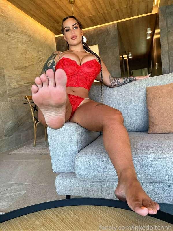 What size feet do you think I have….


#footslave #feetfetish #femdom