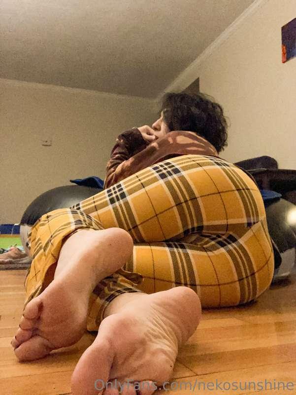 Rub my feet while I watch Game of Thrones .. Momma has had a..