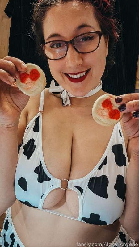 I made some heart cookies to get in the mood for Valentine's Day ♥️

Can't enjoy them without milk!!

#breastmilk #glassofmilk #bbw #mommymilkers #messy #milky #yummy #mommy #hucow #milf #lactation
