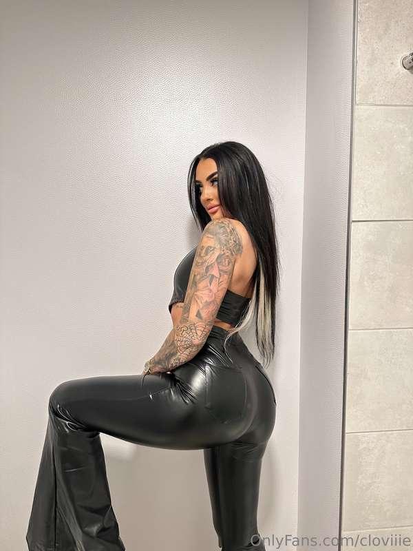 Fun fact, I LOVE black leather if you can’t tell 😉