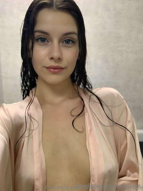 🔥 FREE SUB NOW @ashley_shining_star 🔥This brunette @ashley_s..