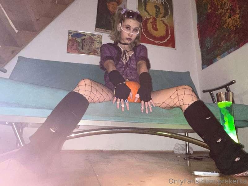 😈