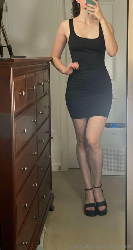 Who is loving my body in this hot black dress? 😉😘❤️