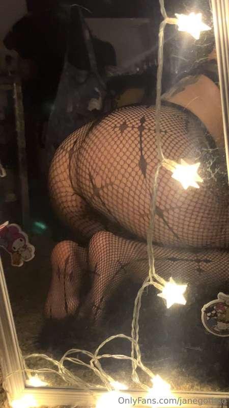 Who wants to worship this perfect ass and feet?🖤🔪