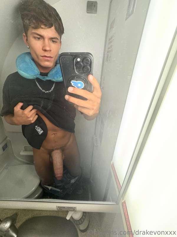 Wyd if you find me in the plane bathroom like this? 😙😚