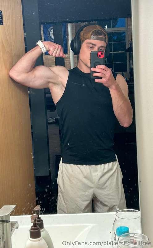 This kind of flex makes it hard to focus 💪