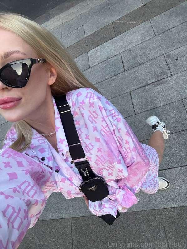 I have a question. Do you wear sunglasses? I think it's a mu..