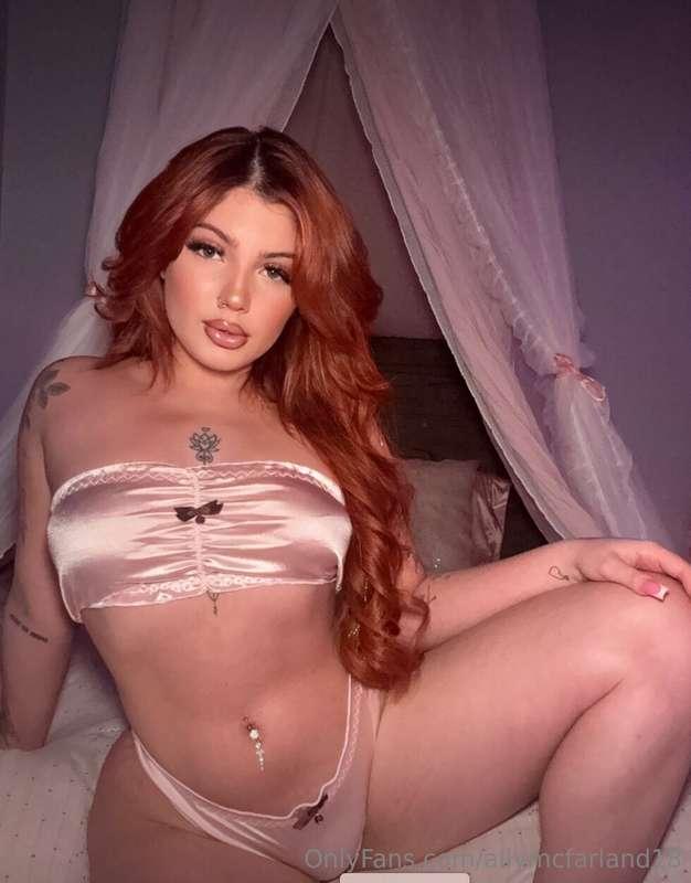 OMG 😍 Recently moved out of her parents house! This 18yr old..