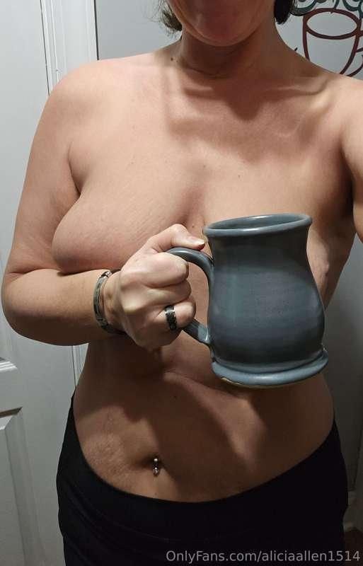 Morning coffee and titties for your Tuesday ☕️☺️