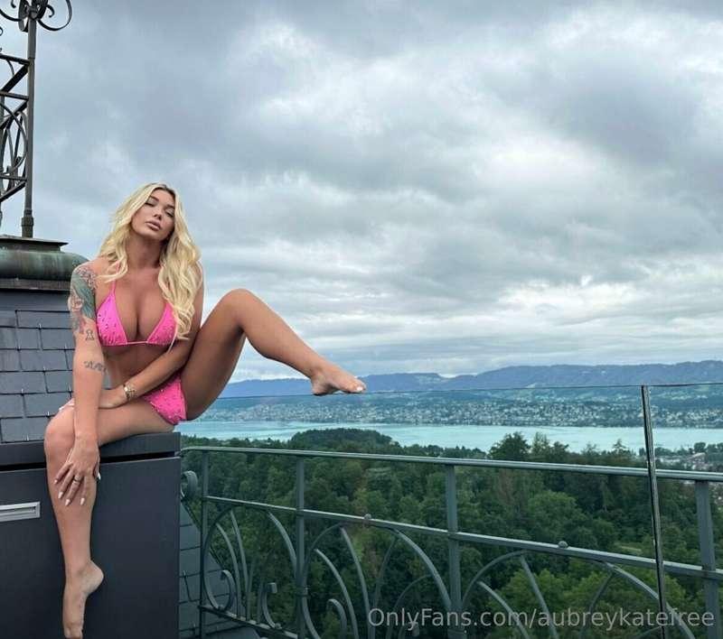 Me or the view… be honest, which one’s stealing your attenti..