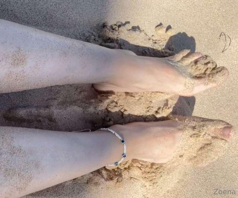 ***Feet on the beach*** 🦶🏻

Come with me to the beach and id..