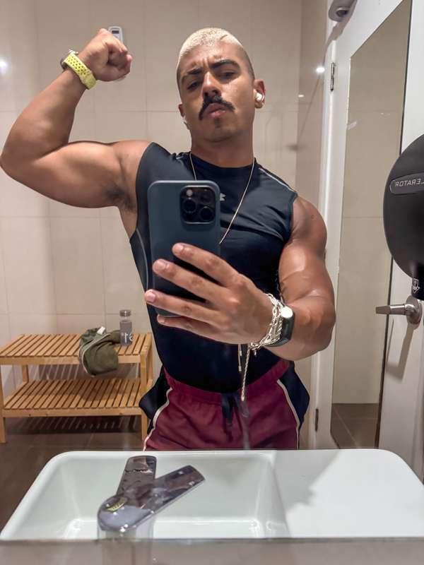 Who wants to touch my muscles while I flex? 😈🔥😜💪