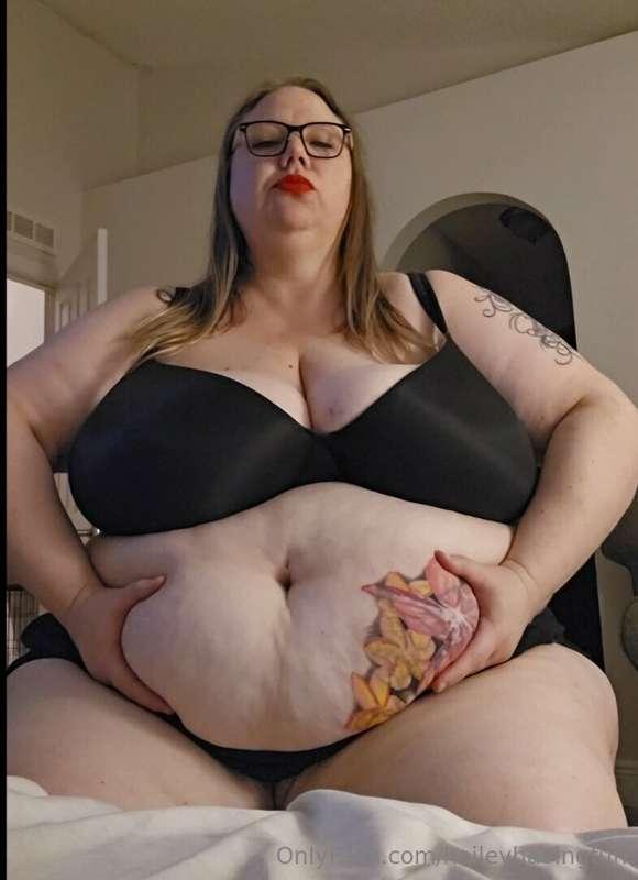 For my belly lovers . If you want a custom belly video send ..