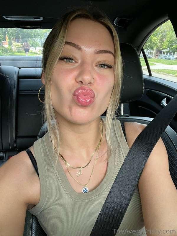 Olive green makes my eyes pop 🫒🍸🕊️
